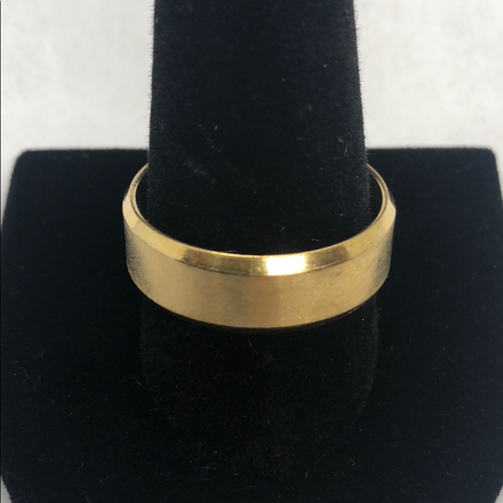 Men’s ring.